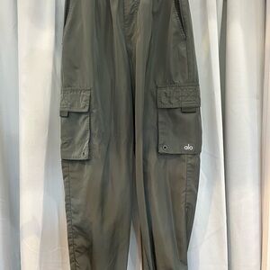 NO LONGER AVAILABLE—— ALO Yoga Womens Green Cargo Pants